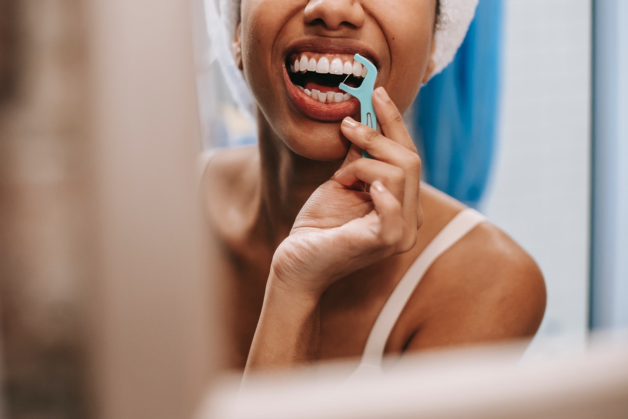 Nitkowanie - przed czy po umyciu zębów