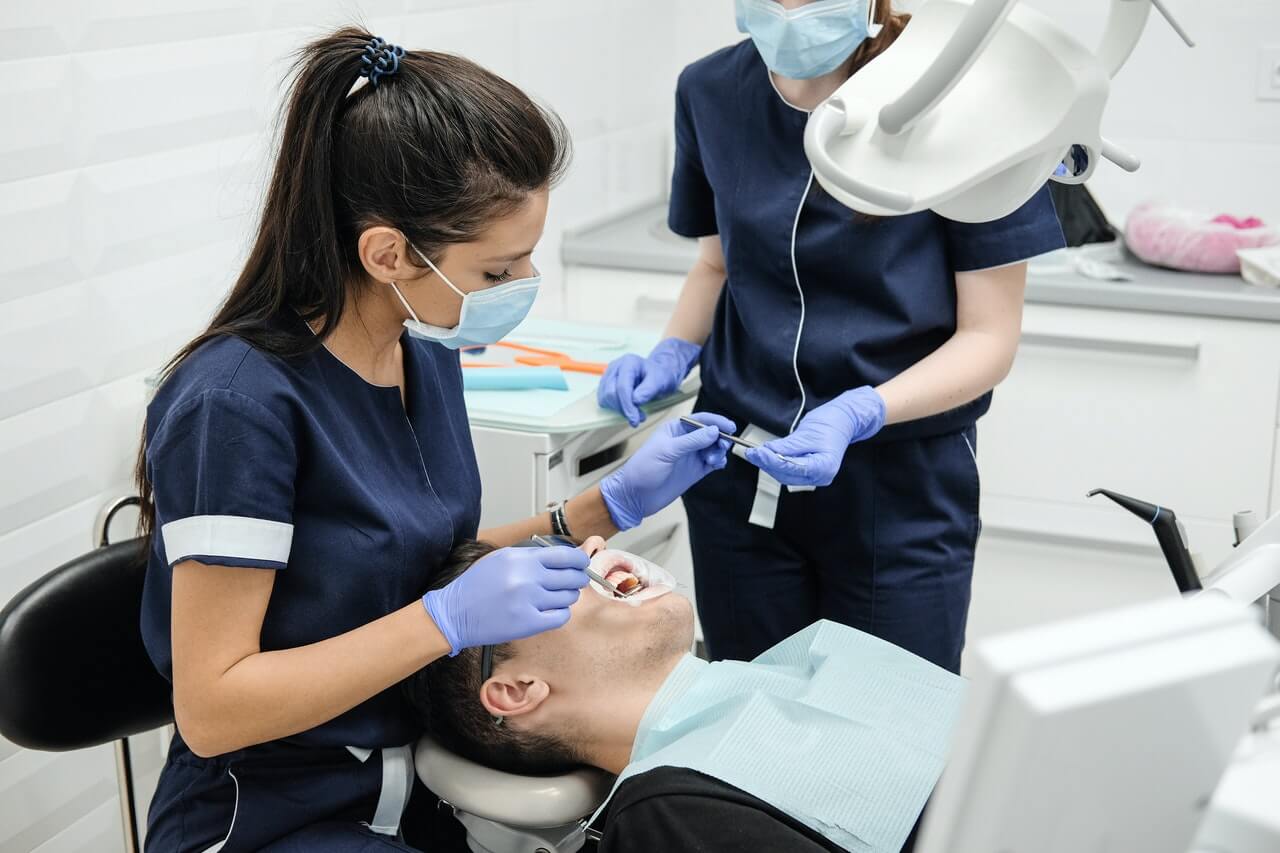 Ile zarabia asystentka dentysty