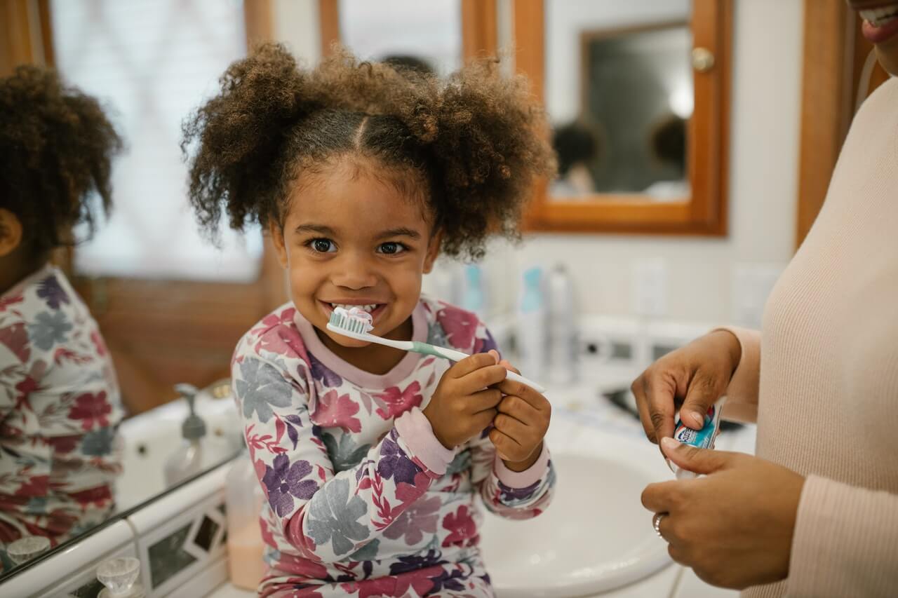 Jak wygląda lakowanie zębów u dzieci